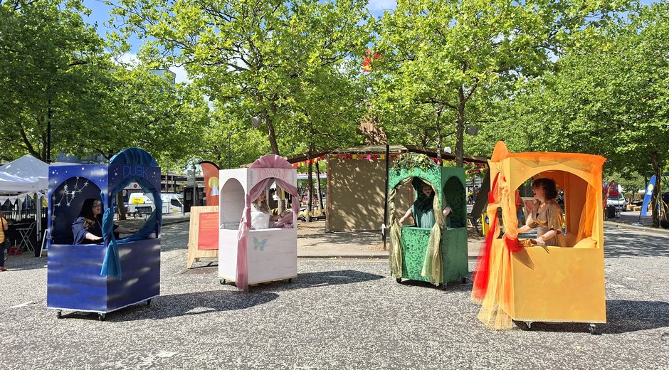 Wandering Oracles in four fortune tellers tents